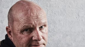 Forhenv&aelig;rende falckredder Erik Schack sv&aelig;vede mellem liv og d&oslash;d i koma i 19 dage, da han efter en redningsaktion fik en blodprop i hjernen. L&aelig;gerne m&aring;tte save det halve af hans hjerneskal af p&aring; grund af et livstruende overtryk.