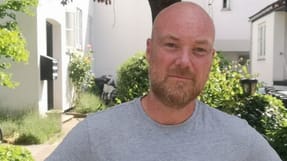 Tidligere murer&nbsp;Jens G&uuml;lstorff pr&oslash;ver at holde hum&oslash;ret oppe, men Ankestyrelsen g&oslash;r det sv&aelig;rt.