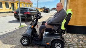 - Jeg har en aftale med pr&aelig;sten&nbsp;om, at jeg skal ringe til ham, n&aring;r jeg holder tre meter fra kajkanten, siger Erik Schack.&nbsp;