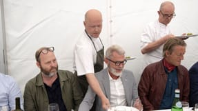 Hvert &aring;r uddeler foreningen Danske Madanmeldere priser for "&Aring;rets Ret" til landets bedste restauranter. Men st&aring;r det til flere af anmelderne, skal restauranterne fremover ogs&aring; bed&oslash;mmes p&aring; deres evner til at behandle de ansatte ordentligt. P&aring; billedet ses bl.a. S&oslash;ren Frank, madanmelder for Berlingske (midten) og Martin Kongstad, madanmelder for Weekendavisen (th).