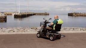 - Jeg har flere gange holdt helt ude p&aring; kajkanten p&aring; havnen i S&aelig;by p&aring; min invalidescooter og t&aelig;nkt: &ldquo;Nu k&oslash;rer jeg i&rdquo;. Jeg er fuldst&aelig;ndig f&aelig;rdig efter de mange &aring;rs kamp og ventetid og &oslash;nsker mig bare over p&aring; kirkeg&aring;rden, siger Erik Schack.