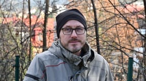 Janusz Kwiatkowski havde arbejdet i Danmark i halvanden m&aring;ned, da han blev ramt af en jernstang, som sendte ham p&aring; sygehuset. F&aring; dage efter blev han fyret.