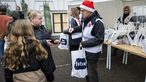 Hos Frelsens Hær ser de flere lønmodtagere, der beder om julehjælp, fordi pengene ikke rækker på trods af job. Og det skaber debat blandt 3F'erne, som ikke er enige i, om julehjælp skal gå til mennesker i job eller ej.