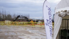 Novo Nordisk investerer over 42 milliarder kroner i nye faciliteter i Kalundborg. Projektet vil besk&aelig;ftige op mod 3.000 personer, men byggerierne har udl&oslash;st 14 straksp&aring;bud det seneste &aring;r.   
