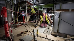 For de danske byggearbejdere er der ofte tid til kaffe- og rygepauser. Men det kan have alvorlige konsekvenser for de udenlandske arbejdere, hvis de gør det samme, lyder det i rapporten.