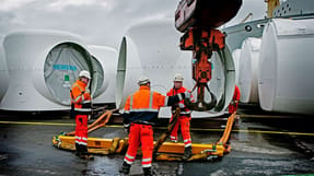 L&oslash;sarbejdere p&aring; Esbjerg Havn kan fremover f&aring; d&aelig;kket op til 8 uger oveni de offentlige sygedagpenge. Foto: Robert Attermann / RED STAR
