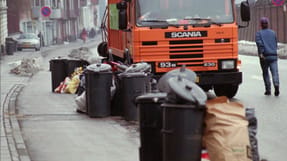 En skraldemand er p&aring; jobbet blevet tilbageholdt af vrede borgere, der ikke havde f&aring;et t&oslash;mt skrald i en periode med meget sne og is. 