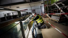N&aring;r politiet, arbejdstilsynet og skattefolkene er p&aring; jagt efter social dumping p&aring; danske arbejdspladser, s&aring; g&aring;r de ofte efter udenlandske ansatte i de samme brancher, fordi der er en historik med snyd visse steder - herunder i byggeriet. Arkivfoto.