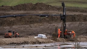 Der arbejdes fortsat p&aring; at fjerne jord p&aring; grunden i &Oslash;lst ved Randers.