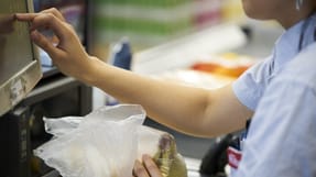 Dansk Arbejdsgiverforening foresl&aring;r at droppe skelningen mellem unge, der er omfattet af undervisningspligten og unge, der ikke er. Et forslag som jobpatruljen opponerer imod, da det "mange steder stadig giver mening", for eksempel i forhold til arbejdstid p&aring; skoledage. 