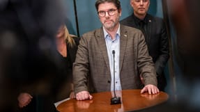 Mads Fuglede tager regeringens flertal med sig ud af d&oslash;ren, n&aring;r han skifter til Inger St&oslash;jbergs Danmarkdemokraterne. Foto:&nbsp;Emil Nicolai Helms/Ritzau Scanpix