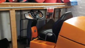 N&oslash;glen sad i, og motoren k&oslash;rte stadig, da en 22-&aring;rig reng&oslash;ringsassistent i maj 2022 blev fundet fastklemt mellem en hylde og en gulvvaskemaskine i et redskabsrum i en idr&aelig;tshal i Ballerup. Arbejdstilsynet indstillede sidste &aring;r til politiet, at virksomheden skulle have en b&oslash;de p&aring; 187.600 kroner efter d&oslash;dsulykken.