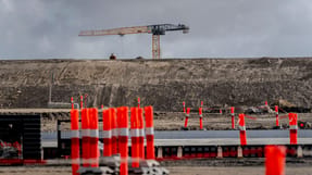 En medarbejder blev torsdag formiddag k&oslash;rt over af en gravemaskine og fik efterf&oslash;lgende amputeret underbenet.&nbsp;Foto: Ida Marie Odgaard/Ritzau Scanpix.