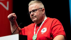 - Det er positivt, at arbejdsgiverne gerne vil hj&aelig;lpe os. Men det er negativt, hvis man begynder at se ned p&aring; dem, der er anderledes eller ikke inden for normen af sundhed, siger lastbilchauff&oslash;r Emil Hansen. 