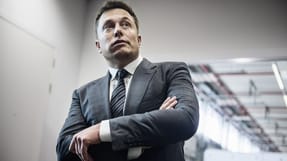Mangemilliard&aelig;ren Elon Musik vil g&aring; langt i kampen mod fagforeninger. 