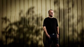 S&oslash;ren Streb&oslash;l Larsen kom ud for en s&aring; voldsom ulykke p&aring; sit job, at han er heldig at v&aelig;re i live i dag. 