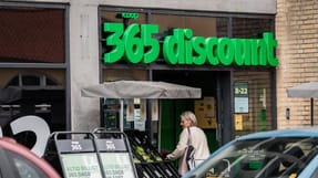 En lokal butikschef i en 365 Discount har sagt fra overfor sure kunder, der overfuser hans ungarbejdere i kassen.