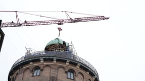 Kuplen på Rundetårn hejses ned i et stykke og med kran, i København, mandag den 12. januar 2026. Det utætte kobbertag blev opdaget i 2024 og siden da har restaureringsprojektet været planlagt. Kulturinstitutionen Rundetaarn forventer at kunne bemande teleskopet og byde gæster velkommen i Observatoriet igen til efteråret,
