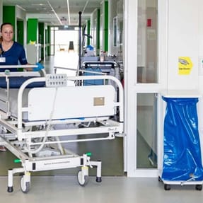 Serviceassistenter er en af de personalegrupper, der har natarbejde. Det kan have konsekvenser for kvindernes helbred,&nbsp;og nu vil nyt forskningsprojekt unders&oslash;ge hvordan. 