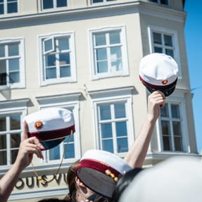 Nyudsprugne studenter fra 3.D p&aring; &Oslash;restad Gymnasium fester og bader ved Storkespringvandet i K&oslash;benhavn fredag den 24. juni 2022.. (Foto: Emil Helms/Ritzau Scanpix)
