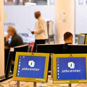 Antallet af arbejdsl&oslash;se faldt i oktober til 106.400, viser tal fra Danmarks Statistik. Det betyder en bruttoledighed p&aring; 3,9 procent. Samtidig er der 35.800 ledige stillinger i den private sektor.