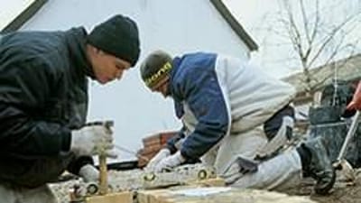 Antallet af elever i skolepraktik - på billedet murerlærlinge fra Roskilde Tekniske Skole - er steget med fem procent i forhold til sidste år.