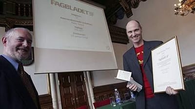 Fagbladet 3F modtog tidligere p&aring; &aring;ret  Anders Bording-prisen (der uddeles blandt fagtidsskrifter i Danmark) for sin journalistiske gennemslagskraft og for at v&aelig;re en rollemodel for andre fagblade. P&aring; billedet modtager Fagbladets redakt&oslash;r Palle Smed (
