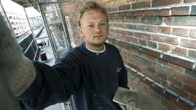 Murersvend Rasmus Jensen p&aring; 27 &aring;r er ikke i tvivl om, at de gamle svende har en stor del af ansvaret for, at de unge udvikler d&aring;rlig sikkerhedskultur og at deres arbejdsulykker ikke anmeldes. 