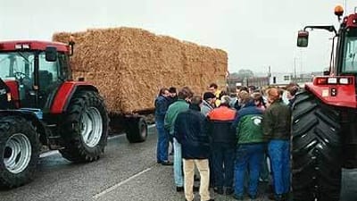 Hvis du kører på landevejen og skal forbi en traktor eller en anden stor landbrugsmaskine, så vær meget forsigtig.