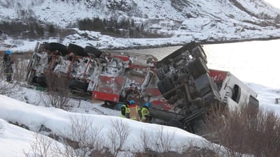 En dansk lastvognschauffør på vej med et læs fisk blev i går dræbt i en trafikulykke nær den norske by Lofoten.