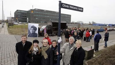 Ritt Bjerregaard i selskab med (fra venstre) tipoldebarn Peter Kure, tiptipoldeb&oslash;rnene Louise Kure og Simone Nygaard Hauerslev, oldebarn Ole Nygaard Christensen og tipoldebarn Helle Nygaard Christensen.
