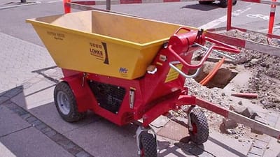 En 54-&aring;rig brol&aelig;gger d&oslash;de onsdag, da han blev klemt mellem en motorb&oslash;r og en mur. (En motorb&oslash;r er en trilleb&oslash;r med motor som p&aring; billedet. Den er dog ikke fra den p&aring;g&aelig;ldende ulykke).