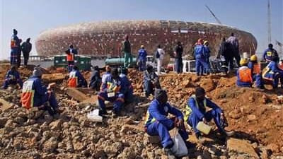 Sydafrikanske bygningsarbejdere strejker under opf&oslash;relsen af Soccer City Stadiun i Johannesburg.