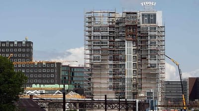 Godt 80 gange har Arbejdstilsynet de seneste to &aring;r reageret over for sikkerhedsforholdene p&aring; byggepladsen med Tivoli Hotel og Tivoli Congress Center. Der er tale om forbud, straks-p&aring;bud, p&aring;bud og vejledninger.