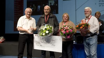 Forretningsf&oslash;rer Morten Kaspersen (til venstre) overrakte prisen til Peder B&aelig;k fra 3F, Britta Ikast, Teknisk Landsforbund, og Poul Erik Jespersen fra TIB p&aring; vegne af gruppen "Behandl os ordentligt selv om vi er arbejdsl&oslash;se".
