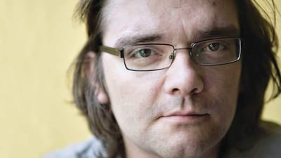 Peter Freuchen har sv&aelig;rt ved at komme ud. Derfor bruger han mange timer om dagen foran sit "husalter", computeren, p&aring; at spille strategispil.