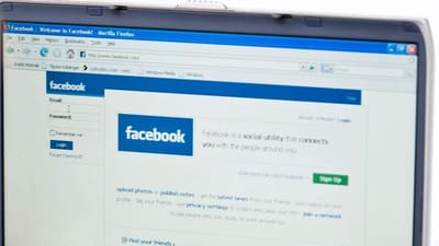 Bem&aelig;rkninger p&aring; Facebook om to chefer i forbindelse med nedsk&aelig;ringer kostede en tjenstlig advarsel, som nu er trukket tilbage.