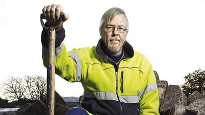 - Jeg skal ikke dyrke fitness, n&aring;r jeg ikke er blevet udredet af l&aelig;gerne. Hvor mange mennesker er i det hele taget i et fitnesscenter fem timer ad gangen, sp&oslash;rger Tommy Riemer, som er blevet sendt i aktivering, selv om han allerede har et fast arbejde.