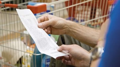 Der er flere gode grunde til at gemme bonen fra supermarkedet. Husk at tjekke om du har fået de rabatter, du skal have, inden du forlader butikken.