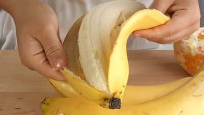 Bananen er sprængfyldt med vitaminer. Snup en banan og en skive rugbrød som et sundt mellemmåltid på arbejdet.