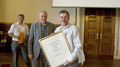 Onlinechef Henrik Lilholt (th.) modtager prisen. Til h&oslash;jre formanden for Danske specialmedier, redakt&oslash;r for Dagens Medicin, Kristian Lund. Bagved foreningens direkt&oslash;r Christian Kierkegaard.