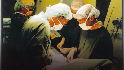 Selv om en kirurg har n&aelig;gtet operere en 37-&aring;rig t&oslash;mrer i ryggen, kr&aelig;ver T&aring;rnby Kommune operation for at bevilge ham et fleksjob.