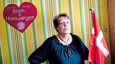 Karin Nielsen har ingen indkomst og har overvejet at s&aelig;lge gaverne fra s&oslash;lvbrylluppet i for&aring;ret.  