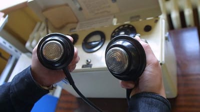 En sv&aelig;rt deprimeret kvinde fik stoppet sine sygedagpenge af kommunen, da hun n&aelig;gtede at underg&aring; en behandling af elektrochok, medicin og samtaleterapi.