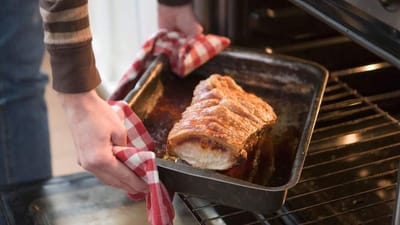 En saftig flæskesteg med sprød svær er obligatorisk på mange juleborde. 