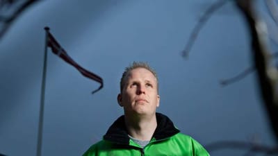 - Jeg skulle have sagt til mester, at der skulle r&aelig;kv&aelig;rk p&aring;. Men hvis man altid er den, der brokker sig, ryger man ogs&aring; ud f&oslash;rst ud, fort&aelig;ller Karsten Bonde Andersen, der faldt fra et usikkert stillads og &oslash;delagde ryggen.