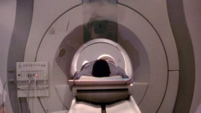 Mennesker med kr&aelig;ft kan opleve, at de ikke f&aring;r fuld erstatning fra Patientforsikringen, fordi myndighederne mener, at de snart vil d&oslash;. Nu kan de ogs&aring; komme ud for at miste arbejdsskadeerstatning.
