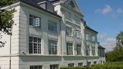 Det var usselt og uv&aelig;rdigt – mindende om slaveri. S&aring;dan betegner lederen af H&oslash;sterk&oslash;b Skole, Kirsten Fr&oslash;lich Br&oslash;nd, forholdene for de arbejdere, der har gjort rent p&aring; skolen i Rudersdal Kommune.
