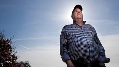 Arne Brodersen kom til skade med sit h&aring;ndled og sin skulder, da han l&aelig;ssede varer af fra en lastbil. Nu skal H&oslash;jesteret afg&oslash;re, om han har krav p&aring; erstatning.