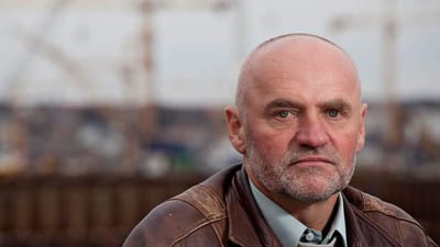 Den polske snedker Andrzej Strugala har rejst i lande som Irak, Sverige, Ungarn og Tyskland for at fors&oslash;rge sine tre b&oslash;rn og kone i Polen. Han st&aring;r nu frem, fordi Budomex er den v&aelig;rste arbejdsgiver, han nogensinde har haft.